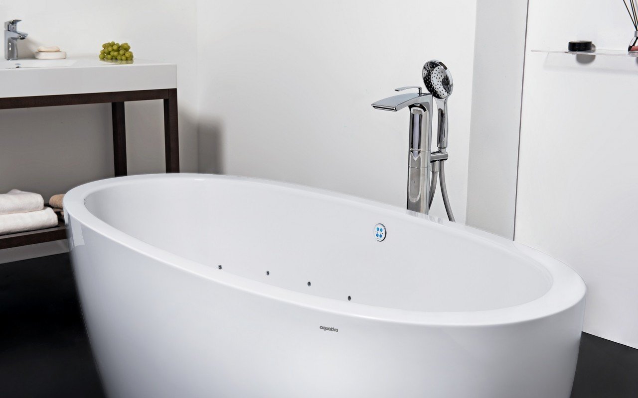 Acrylic jetted bathtub