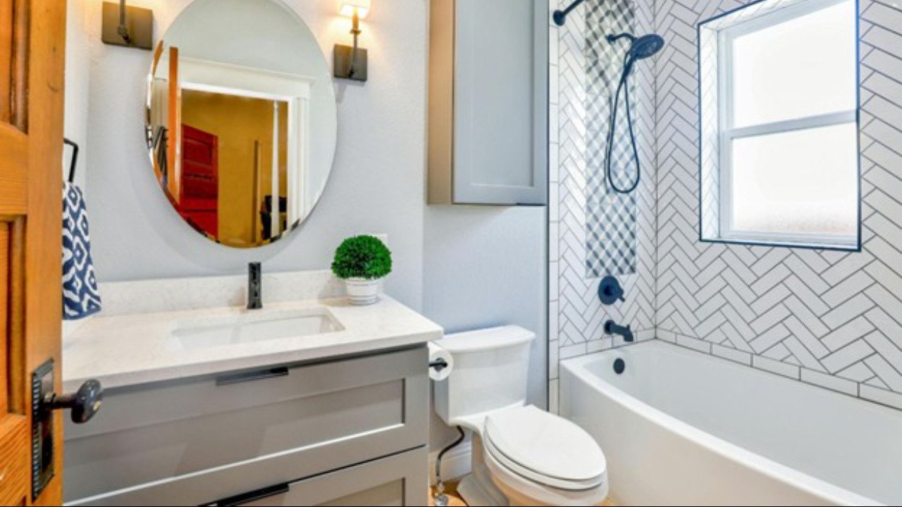 White Alcove Bathtub