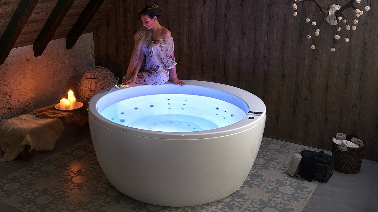 Aquatica pamela wht spa jetted bathtub web 13 720