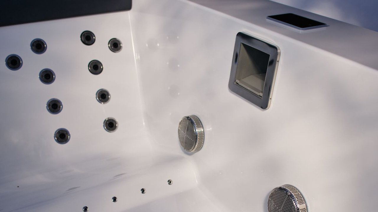 Aquatica Downtown Spa With Wooden Siding08 720 (web)